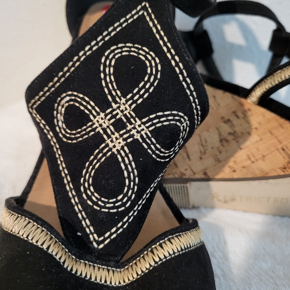 Restricted Brand Wedge Pump Sz. 10 - Picture 4 of 5